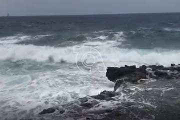 Rescatados cuatro jóvenes en apuros en la Cueva de la Reina Mora, en la costa de La Garita (Foto TA)